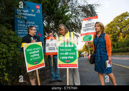 Aberystwyth, Wales, UK. 10th September, 2014.  Members of the PCS (Public and Commercial Services union ) and Prospect, on strike at the National Library of Wales in Aberystwyth. Union officials estimate that some 220 of their members, almost 80% of the institution's workforce are on strike today over fair pay. The unions say that staff at the National Library haven't had a pay rise since 2009, and that this represent a 20% cut in their members real income. Credit:  keith morris/Alamy Live News Stock Photo