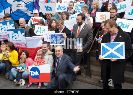 Edinburgh, Scotland, UK. 9th Sep, 2014. First Minister Alex Salmond meets with Scots and other European citizens to celebrate European citizenship and 'Scotland's continued EU membership with a Yes vote'. Supporters hold up 'YES' signs in many European languages at the event. Edinburgh, Scotland. 9th September 2014 Credit:  GARY DOAK/Alamy Live News Stock Photo