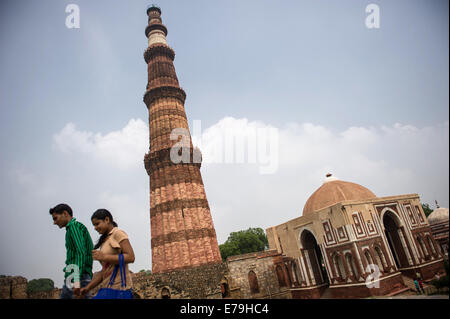 New Delhi, India. 07th Sep, 2014. Visitors look at the Qutb Minar (L) and the Alai Darwaza (Alai Gate, R), the entrance to the Quwwat-Ul-Islam Mosque, in New Delhi, India, 07 September 2014. Photo: Maja Hitij/dpa/Alamy Live News Stock Photo