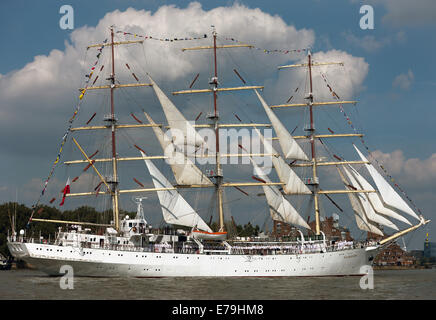 The Dar Mlodziezy leading the Parade of Sail, during the Tall Ships Festival, Greenwich Stock Photo