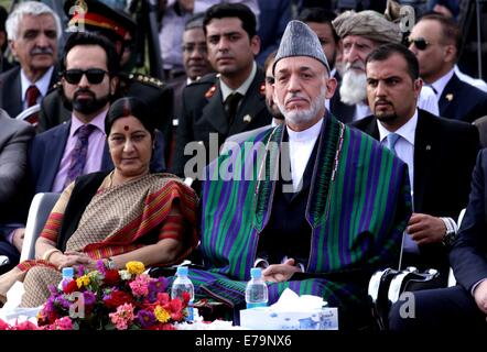 Kabul, Afghanistan. 10th Sep, 2014. Afghan President Hamid Karzai (R front) and Indian External Affairs Minister Sushma Swaraj (L front) attend a flag raising ceremony in Kabul, Afghanistan on Sept. 10, 2014. Karzai and Swaraj on Wednesday hoisted an India-made Afghanistan national flag with 87 meter length and 30 meters width during the ceremony. Credit:  Ahmad Massoud/Xinhua/Alamy Live News Stock Photo