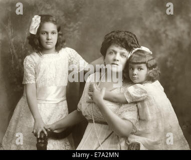 Mrs. George Gould (Edith Kingdon) with Daughters Edith and Gloria, Portrait, 1911 Stock Photo