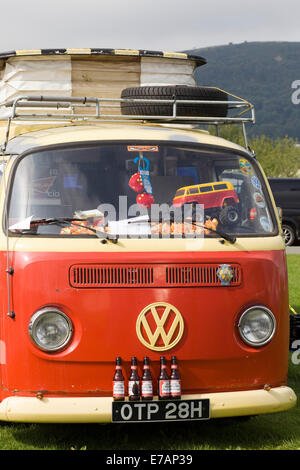 1971 Red White VW Split Screen Volkswagen camper van with empty Budweiser Beer Bottles on the bumper Stock Photo