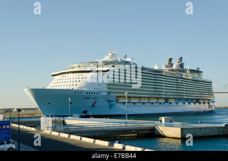 MS Oasis of the seas, sea, world's largest cruise ship in the harbour of Malaga, Southern Spain. Stock Photo