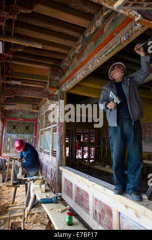 (140912) -- XIAHE, Sept. 12, 2014 (Xinhua) -- Workers repair wooden structures inside the residence of the first Jamyang Shepa, founder of the Labrang Monastery, in Xiahe County of Gannan Tibetan Autonomous Prefecture in northwest China's Gansu Province, Sept. 2, 2014. The Labrang Monastery, a major Tibetan Buddhism monastery in China, is undergoing the largest renovation programme since its establishment in 1709. The renovation, which started in April 2013, is intended to replace stone and wooden structures within the monastery that had been worn down by the years. The Labrang Monastery remai Stock Photo
