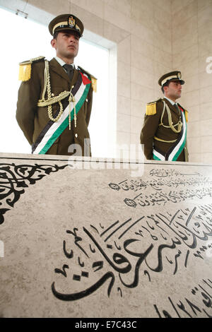 Two Honour guard at attention over Yasser Arafat's tombstone in mausoleum at the PNA Presidential headquarter in Ramallah Stock Photo