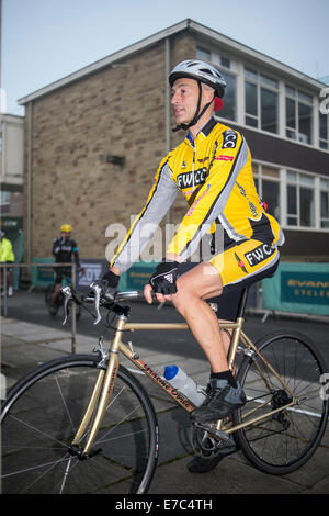 Graeme Obree discussing rider positions Stock Photo