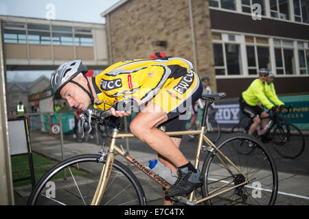 Graeme Obree discussing rider positions Stock Photo