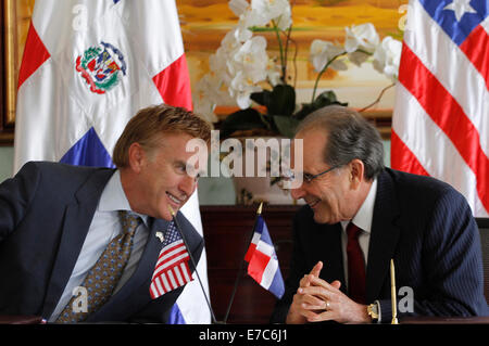 Santo Domingo, Dominican Republic. 13th Sep, 2014. The US ambassador to the Dominican Republic James Brewster (L) talks with Dominican Foreign Minister Jose Manuel Trullols before the signing of an Anti-narcotics Cooperation agreement in Santo Domingo city, Dominican Republic, on Sep. 13, 2014. The United States Government donated 10 millon US dollars to support the fight against drug traffic in Dominican Republic, according to the local press. © Roberto Guzman/Xinhua/Alamy Live News Stock Photo