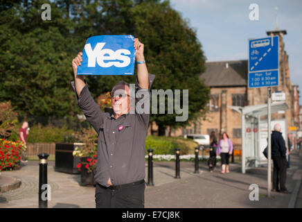 Glasgow, Scotland, UK. 13th September, 2014. A male yes supporters holds a yes poster aloft during the lead up to the Scottish independence referendum on Buchanan Street, Glasgow, Scotland on Saturday 13th September 2014 Credit:  Iona Shepherd/Alamy Live News Stock Photo