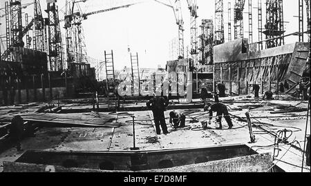 Construction of RMS Queen Elizabeth launched in 1938 Stock Photo - Alamy