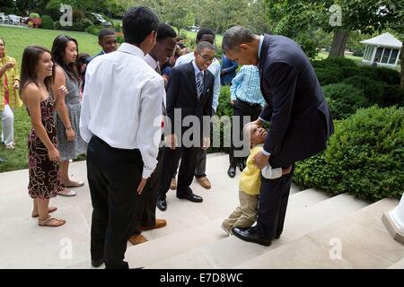 US President Barack Obama greets Emmitt and Pat Smith and family, and Team 22 on the Rose Garden steps of the White House July 29, 2014 in Washington, DC. Stock Photo
