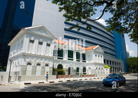 The island nation of Indonesia opens up to tourism after long Covid-19  lockdowns. Louis Vuitton store at Changi Airport. 5/2022 Changi Airport,  Singapore. (Photo by Ted Soqui/SIPA Stock Photo - Alamy