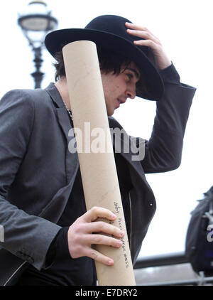 Pete Doherty walking past the ITV Studios today  Featuring: Pete Doherty Where: London, United Kingdom When: 11 Mar 2014 Stock Photo