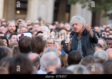 London, UK. 15 September 2014. Sir Bob Geldof speaks at a Trafalgar Square rally to urge the Scottish people to vote 'No' in the Scottish Referendum on Thursday, 18 September, and to stay part of the United Kingdom. Thousands of people, many waving Union Flags and Saltires had followed the invitation to the square by Comedian Eddie Izzard and broadcaster Dan Snow. Credit:  Nick Savage/Alamy Live News Stock Photo