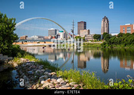 The Des Moines River and downtown pedestrian bridge in Des Moines, Iowa, USA. Stock Photo