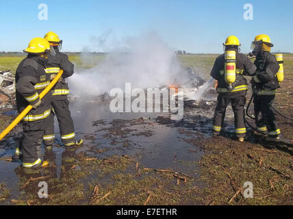 Buenos Aires, Argentina. 15th Sep, 2014. Firefighters quell fire at a plane crash site adjacent to airport of General Villegas, 470 km west of Buenos Aires, Argentina, on Sept. 15, 2014. A small plane crashed Monday near the airport of General Villegas, injuring its two crew members to various extent. Credit:  TELAM/Xinhua/Alamy Live News Stock Photo