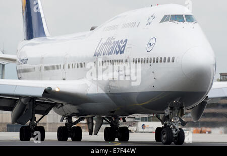 Cockpit of a Boeing 747 at Frankfurt Airport during loading Stock Photo ...