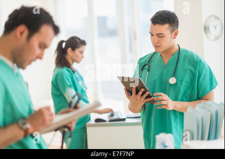 Hispanic nurses working in hospital Stock Photo