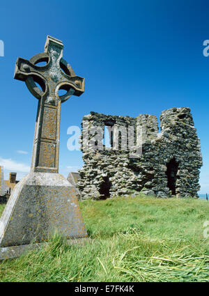 Ruined tower of St Mary's Abbey, Bardsey Island, founded by AD1200 on the traditional site of a C6th Celtic monastery. Cross/memorial to 20,000 saints Stock Photo