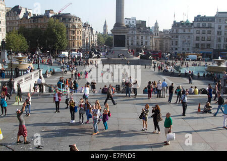 London UK. 16th September 2014.  Londoners enjoy the warm weather in Trafalgar Square London as temperatures rise Credit:  amer ghazzal/Alamy Live News Stock Photo
