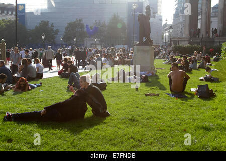 London UK. 16th September 2014.  Londoners enjoy the warm weather in Trafalgar Square  as temperatures rise Credit:  amer ghazzal/Alamy Live News Stock Photo