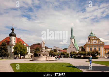 Kapellplatz square with Marienbrunnen, Magdalena church, town hall and the Shrine of Our Lady of Altötting, Altötting District Stock Photo