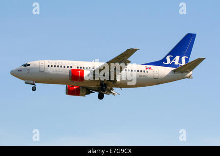 Scandinavian Airlines (SAS) Boeing 737-500 approaches runway 27L at London Heathrow airport. Stock Photo
