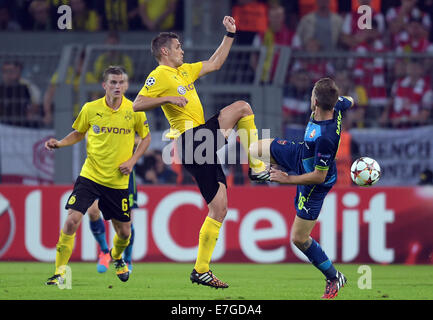 Dortmund, Germany. 16th Sep, 2014. Dortmund's Sebastian Kehl (L) and Arsenal's Aaron Ramsey vie for the ball during the Champions League group D match between Borussia Dortmund and FC Arsenal in Dortmund, Germany, 16 September 2014. Photo: Federico Gambarini/dpa/Alamy Live News Stock Photo