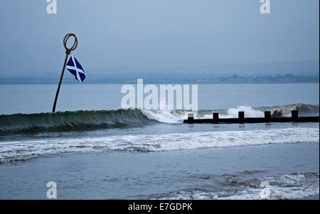 Portobello, Edinburgh, Scotland. 17th Sept. 2014. Scottish Referendum, Which way will voters lean? With under 24 hours to go before polls open and Scottish residents vote to decide Scotland’s future as part of – or apart from – the United Kingdom signs displayed in shop and residential windows show that some are still undecided.Live News Stock Photo