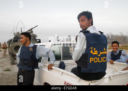 Police patrol on the highway from Baghdad to Basra, near the city of Nasiriyah Stock Photo
