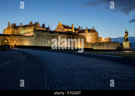 Twilight Robert the Bruce statue and the entry to Stirling Castle, Stirling, Scotland Stock Photo