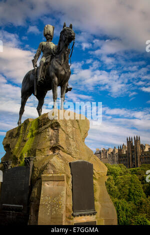 Memorial to Royal Scots Greys, Church of Scotland and Tolbooth Church Towers rise above the buildings of old Edinburgh, Scotland Stock Photo