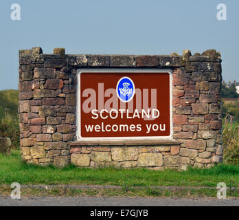 'SCOTLAND welcomes you'. Sign at England-Scotland border, Springfield, Gretna Green, Dumfries and Galloway, Scotland, U.K. Stock Photo