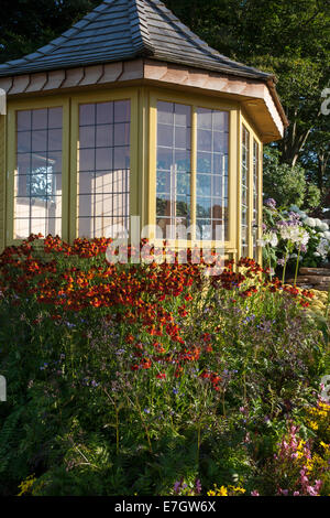 Garden - The Water Garden - summerhouse with Helenium Morheim Beauty - Designer - Harry Levy Tatton Park 2014 C Stock Photo