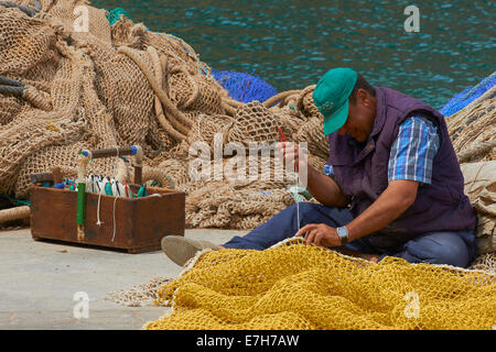 Mallorca, Cala Figuera, Santanyi, Fishermen repairing their fishing nets. Majorca, Balearic Islands, Spain, Europe. Stock Photo