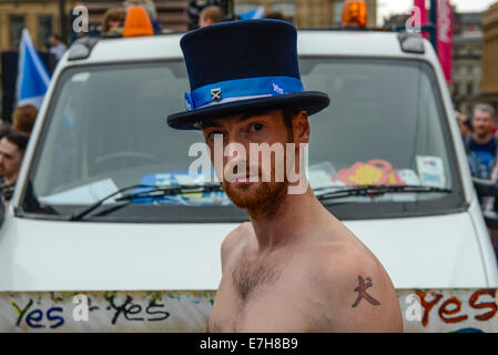 Glasgow, Scotland, UK. 17th Sept, 2014. Hundreds of people attend a "Yes Scotland Campaign" in George Square, Glasgow with banners and placards, there are also featured speakers as well as live music. The country goes to the polls on the 18th of September 2014 to decide whether Scotland should be an independent country or remains in the United Kingdom. Credit:  Martin Alan Smith/Pacific Press/Alamy Live News Stock Photo