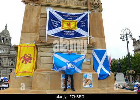 Glasgow, Scotland, UK. 17th Sept, 2014. Hundreds of people attend a "Yes Scotland Campaign" in George Square, Glasgow with banners and placards, there are also featured speakers as well as live music. The country goes to the polls on the 18th of September 2014 to decide whether Scotland should be an independent country or remains in the United Kingdom. Credit:  Martin Alan Smith/Pacific Press/Alamy Live News Stock Photo