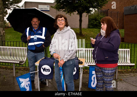 Dundee, Scotland, UK. 18th September, 2014: Scottish Referendum 'Vote Yes' Campaign. Scottish National Party Political Campaigners at the VOTE YES / VOTE NO Polling Stations at Ardler Village in Dundee city encouraging Scottish People to vote Yes for Independence on September 18th 2014. Credit:  Dundee Photographics / Alamy Live News Stock Photo