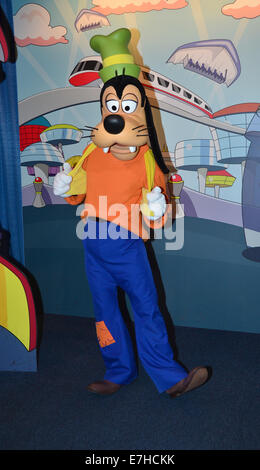 Minnie Mouse poses for photographs at Magic Kingdom, Walt Disney World ...