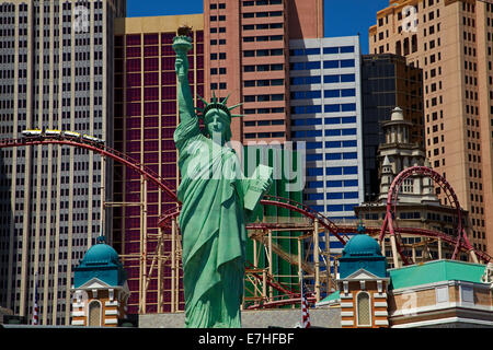 Manhattan Express roller coaster and Statue of Liberty replica New York ...