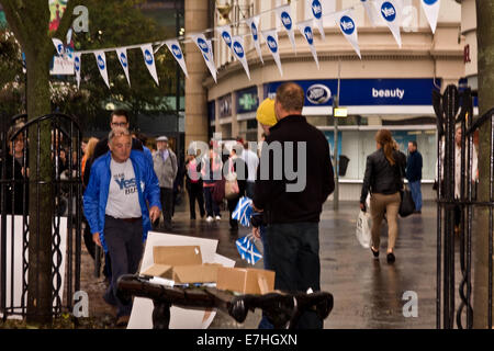 Dundee, Scotland, UK. 18th September, 2014: Scottish Referendum 'Vote Yes' Campaign. Scottish National Party Political Campaigners and voters in Dundee city centre encouraging Scottish People to vote Yes for Independence today September 18th 2014. Credit:  Dundee Photographics / Alamy Live News Stock Photo