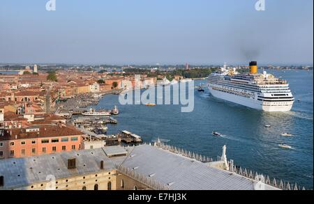 A Costa cruise ship leaves the harbour and passes close to Piazza San Marco in Venice, Germany, 08 September 2014. A debate is currently going on about the passage of cruise ships this close to the city and the dangers for the environment this poses. The huge cruise ships are supposed to using the route close to Giudica in the future but rater the one closer to the train station, which is further from the city. Channels would have to be deepened and widened for this solution, however. Photo: Waltraud Grubitzsch -NO WIRE SERVICE-