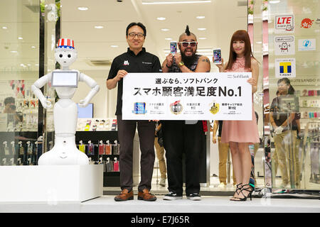Tokyo, Japan. 19th Sept, 2014. (L to R) Pepper, Ken Miyauchi, Butch, Sayaka Kanda, September 19, 2014, Tokyo, Japan : (L to R) The robot Pepper, Ken Miyauchi Representative Director & COO, SoftBank Mobile Corp, the first customer Butch and Japanese actress and singer Sayaka Kanda pose for the cameras during the event launching Apple's new smartphone iPhone 6 and iPhone 6 Plus at the SoftBank store in Omotesando on September 19, 2014. Credit:  Aflo Co. Ltd./Alamy Live News Stock Photo