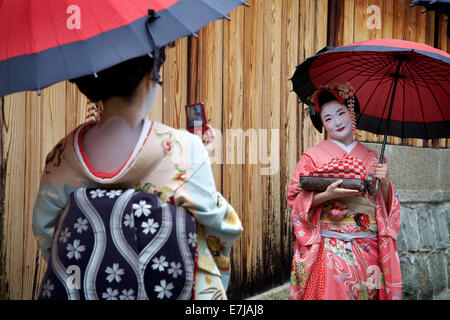 Japanese women, female beauty, geishas posing for a photo, Gion area, Kyoto, Japan, Asia. Traditional geisha makeup and dress Stock Photo