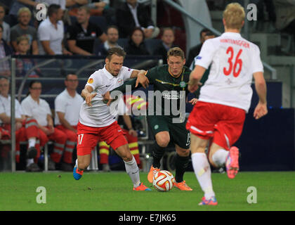 Salzburg, Austria. 18th Sep, 2014. Salzburg's Andreas Ulmer (l) vies for the ball with Celtic's Kris Commons during the Europa League soccer match between Red Bull Salzburg vs FC Celtic Glasgow in Salzburg, Austria, 18 September 2014. Credit:  dpa picture alliance/Alamy Live News Stock Photo