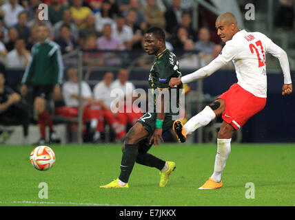 Salzburg, Austria. 18th Sep, 2014.Salzburg's Alan (r) vies for the ball with Celtic's Mubarak Wakaso during the Europa League soccer match between Red Bull Salzburg vs FC Celtic Glasgow in Salzburg, Austria, 18 September 2014. Credit:  dpa picture alliance/Alamy Live News Stock Photo
