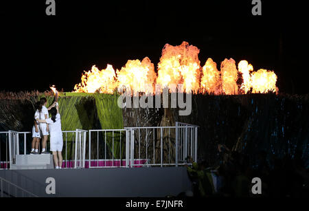 Incheon, South Korea. 19th Sep, 2014. South Korean actress Lee Young-ae and two children light up the cauldron of the 17th Asian Games during the opening ceremony at the Incheon Asiad Main Stadium in Incheon, South Korea, Sept. 19, 2014. Credit:  Meng Yongmin/Xinhua/Alamy Live News Stock Photo