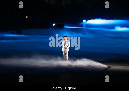Incheon, South Korea. 19th Sep, 2014. South Korean actor Jang Dong-gun performs during the opening ceremony of the 17th Asian Games in Incheon, South Korea, Sept. 19, 2014. Credit:  Fei Maohua/Xinhua/Alamy Live News Stock Photo