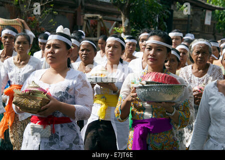 Religious procession with women bearing offerings Pejaten Bali Indonesia Stock Photo